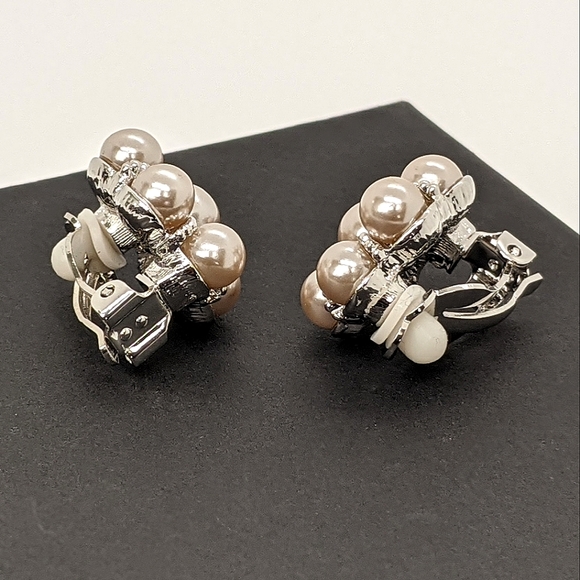 DESIGNER ERWIN PEARL VINTAGE CLUSTER FAUX PEARL CLIP ON STATEMENT EARRINGS - Picture 14 of 15